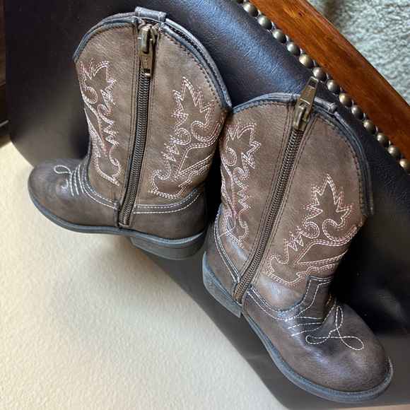 COPY - Size 9 little girl brown side zip up Western Cowgirl boots. - Picture 8 of 10